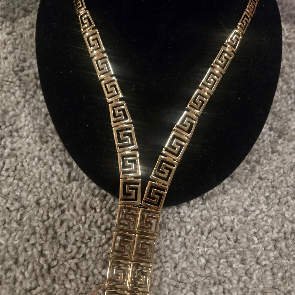 Elegant Gold Geometric Necklace